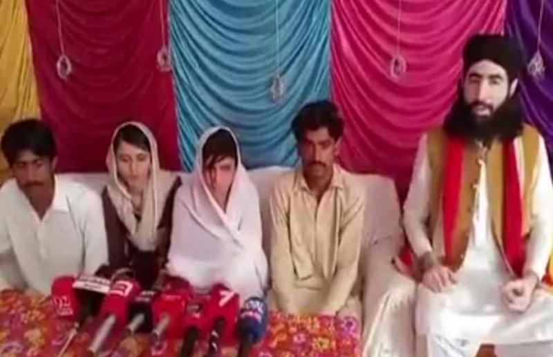 पाकिस्तान में धर्म परिवर्तन कराने वाले मौलवी