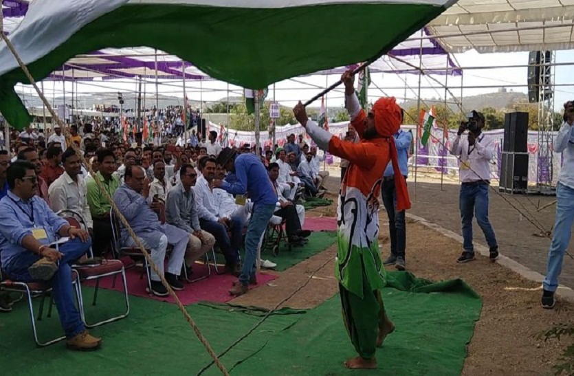 Election 2019: कांग्रेस के इस दूत ने राहुल गांधी की सभा में ऐसा लुभाया की बज उठी तालियां…देखिये वीडियो