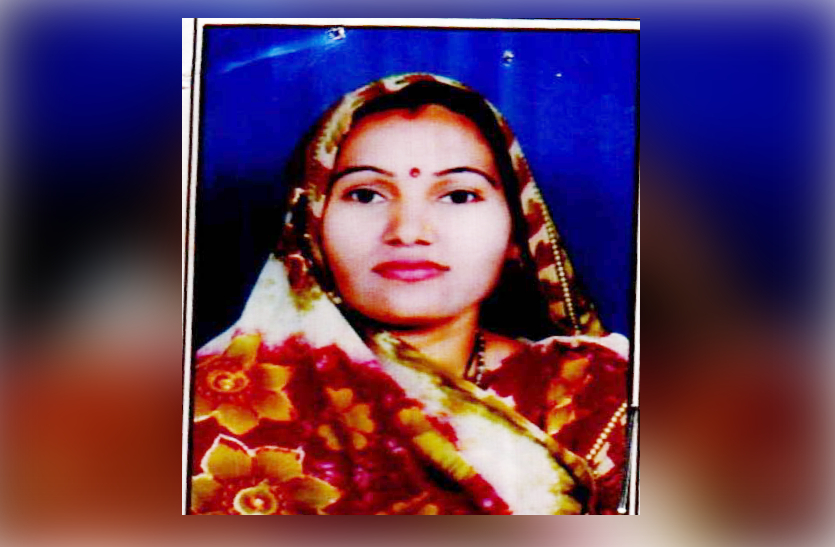 सीकर जिले के लक्ष्मणगढ़ में एक तलाकशुदा महिला ने पंखे से लटक कर अपनी जान दे दी। महिला ने आत्महत्या की सूचना घर पर फोन कर पहले ही दे दी थी।