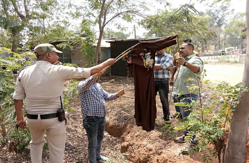 स्टेट बैंक चक्रधरनगर शाखा के टूटे ताले, मचा हड़कंप