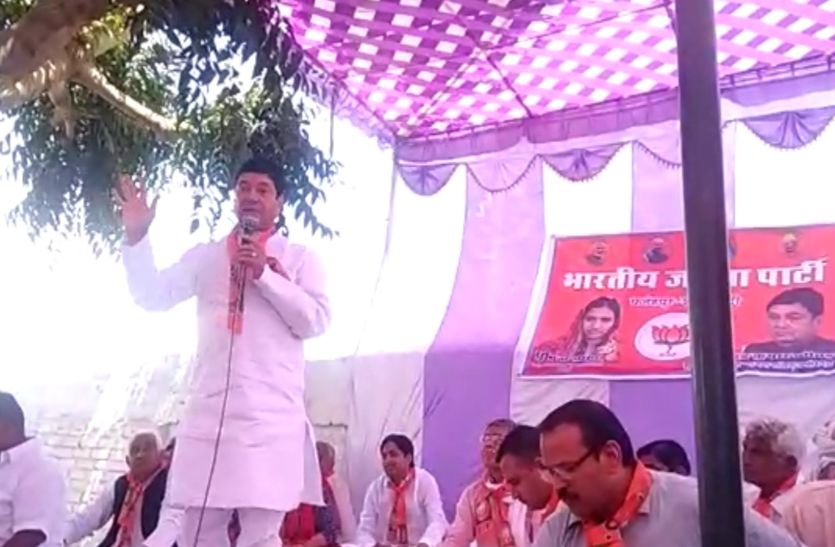 VIDEO: भाजपा के लोकसभा उम्मीदवार का विवादित बोल- 5-5 वोटे रोज बढ़ाओं और दो-दो पेग ज्यादा लो, देखें वीडियो