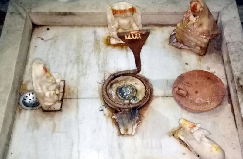 जिले के कांवट कस्बे में राजकीय पशु चिकित्सालय के पास कुशात्रा मोहल्ले में स्थित प्राचीन शिवालय से बदमाश पंचमुखी शिवलिंग की प्रतिमा को उखाड़ ले गए।