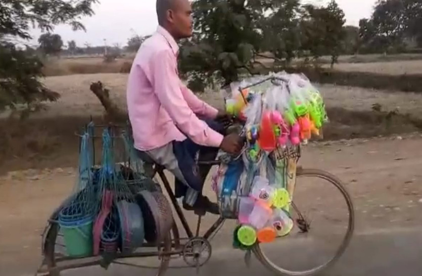 केस कतरन के बदले खिलौने देकर करता है कारोबार