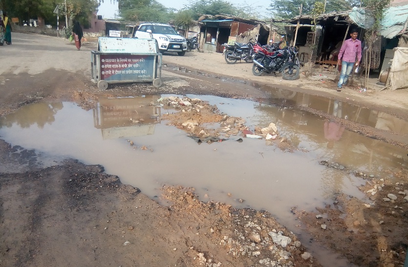 Hundreds of liters of waste flowing water,will take a big canal closur