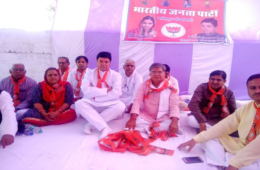 Lok Sabha Election 2019: झुंझुनूं से भाजपा प्रत्याशी नरेन्द्र खीचड़ कार्यकर्ताओं का उत्साह बढ़ाते हुए बिगड़े बोल बोल गए। हुआ यूं कि झुंझुनूं संसदीय क्षेत्र के फतेहपुर कस्बे में भाजपा कार्यकर्ताओं की बैठक थी।