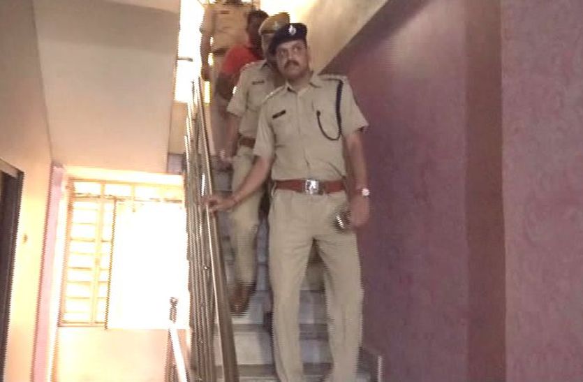 सीकर शहर में स्थिति होटलों पर अचानक पुलिस ने सर्च अभियान किया। जिससे एक बार तो अफरा तफरी का माहौल बन गया।