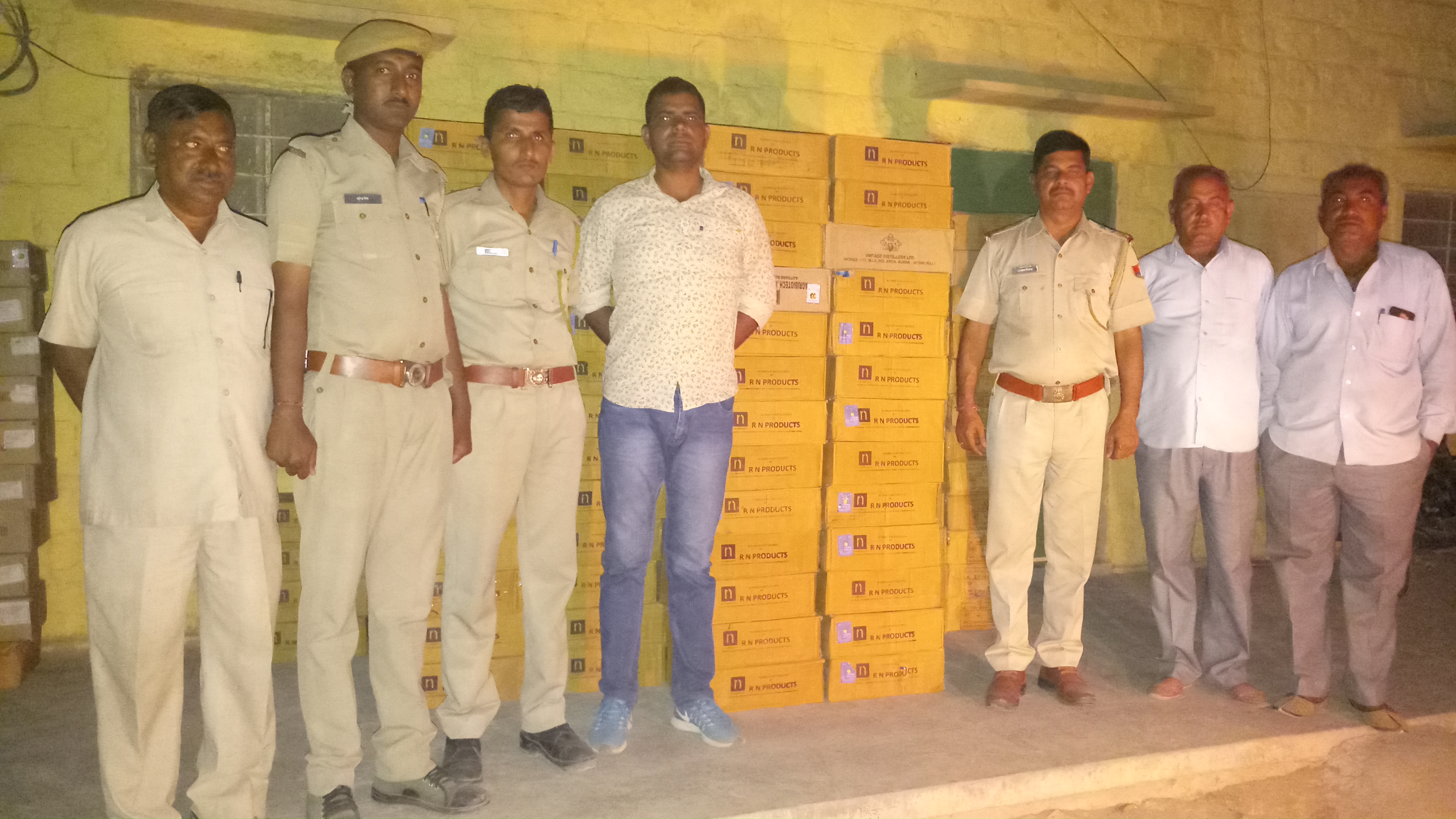 60 किमी तक पीछा, वाहन समेत जब्त की भरी मात्रा में अवैध शराब