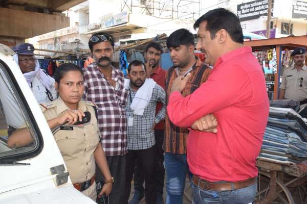 ट्रैफिक प्रभारी ने की सतना में ताबड़तोड़ कार्रवाई, फुटपाथ पर खड़े वाहनों पर आई सामत