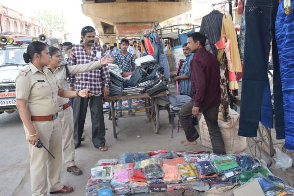 ट्रैफिक प्रभारी ने की सतना में ताबड़तोड़ कार्रवाई, फुटपाथ पर खड़े वाहनों पर आई सामत