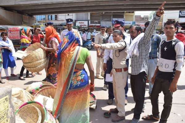 ट्रैफिक प्रभारी ने की सतना में ताबड़तोड़ कार्रवाई, फुटपाथ पर खड़े वाहनों पर आई सामत