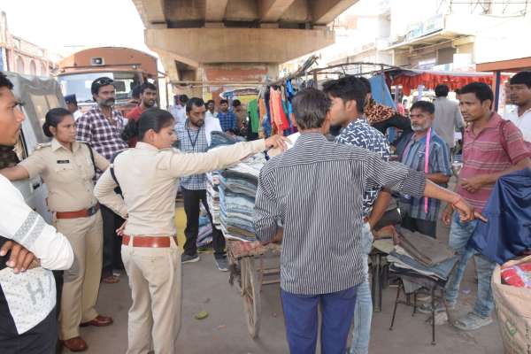 ट्रैफिक प्रभारी ने की सतना में ताबड़तोड़ कार्रवाई, फुटपाथ पर खड़े वाहनों पर आई सामत