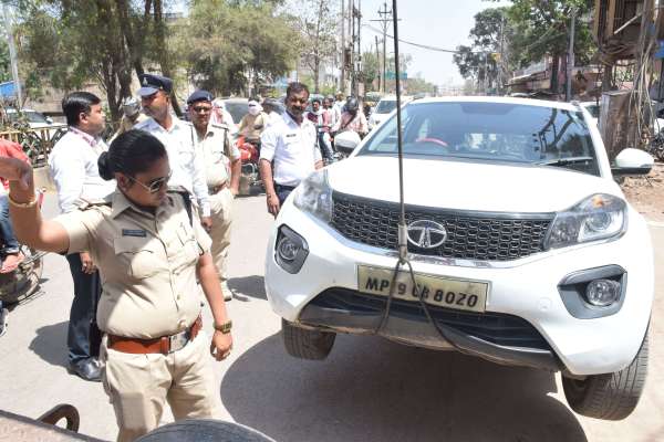 ट्रैफिक प्रभारी ने की सतना में ताबड़तोड़ कार्रवाई, फुटपाथ पर खड़े वाहनों पर आई सामत