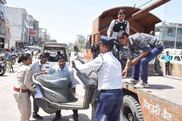 ट्रैफिक प्रभारी ने की सतना में ताबड़तोड़ कार्रवाई, फुटपाथ पर खड़े वाहनों पर आई सामत