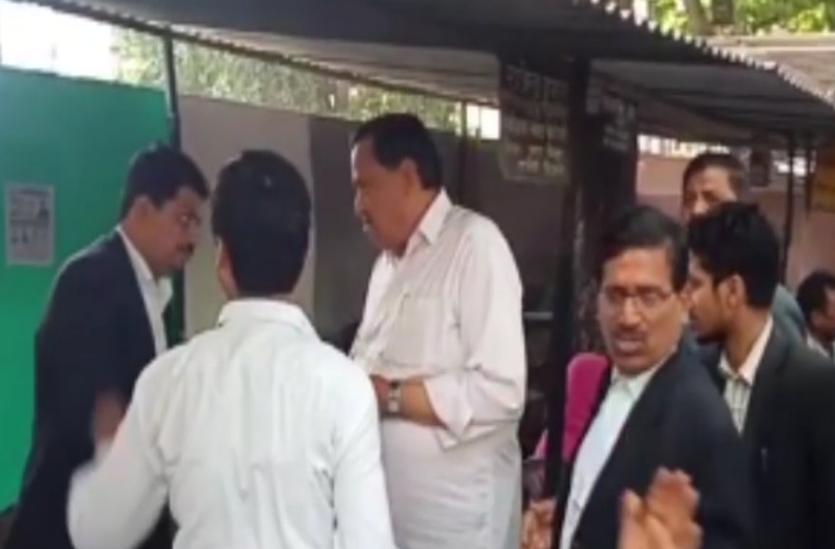 नामांकन के बाद प्रचार के लिए उतरे नेता, जनता ही नहीं वकीलों के बीच मांग रहे वोट – देखें वीडियो