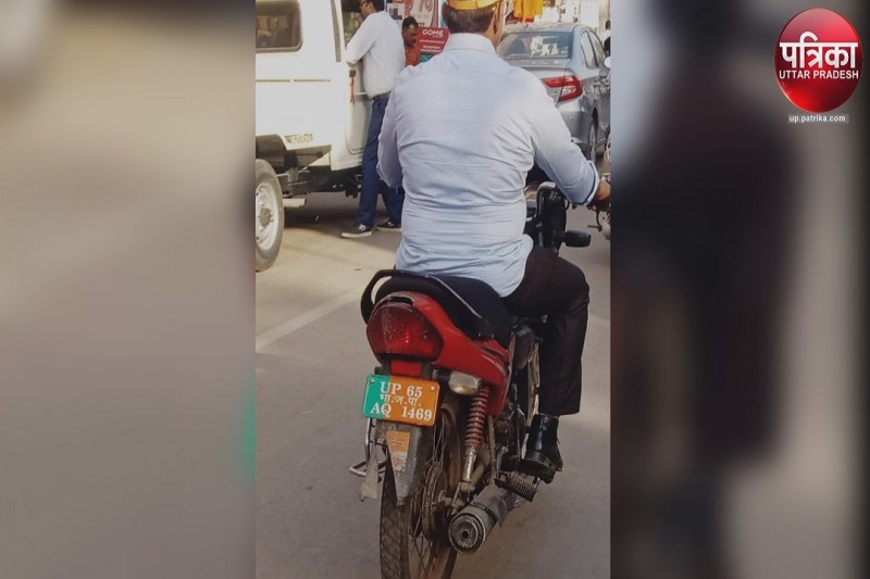 ट्रैफिक नियम और आचार संहिता की उड़ा जा रही धज्जी