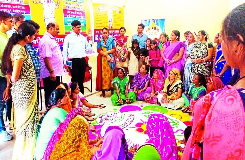 संवाद करते जिला निर्वाचन अधिकारी।