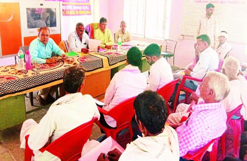 उपस्थित अधिकारी व संभागी।
