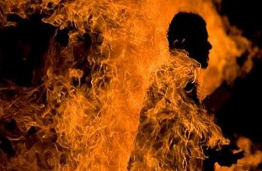 युवक को जलाया नहीं, खुद ने पेट्रोल छिड़क लगाई थी आग, अहमदाबाद में मौत