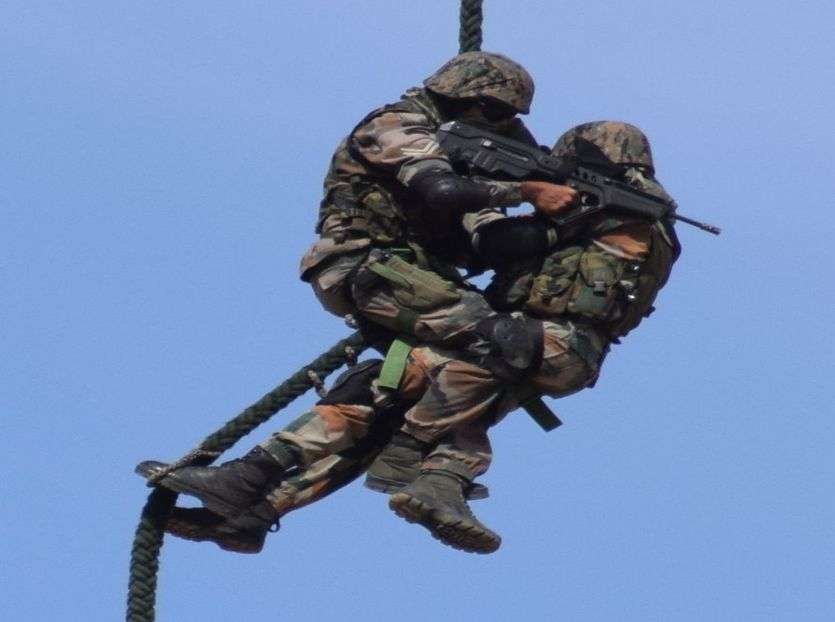 अलवर में सेना के जवानों ने दिखाया अपना पराक्रम, तस्वीरों में देखिए कैसे
हेलिकॉप्टर से उतरकर ध्वस्त किए आतंकियों के ठिकाने