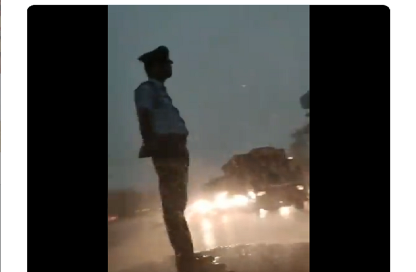 assam cop continued his duty in heavy rain wins many hearts