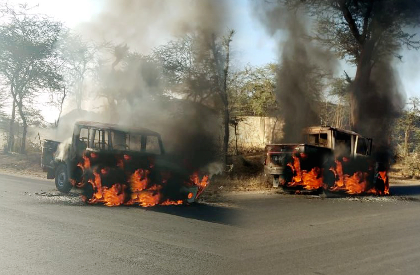 सीकर जिले के अतीजगढ़ इलाके में सोमवार को सुबह अचानक एक चलती बोलेरो कैंपर में आग लग गई और देखते देखते ही कैंपर पूरी तरह जल गई।
