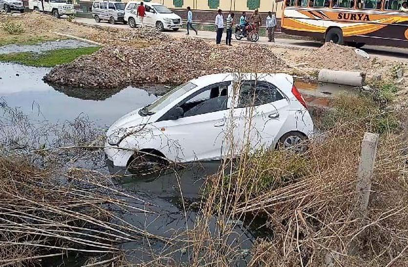 तेज गति से आ रही बस ने कार को पीछे से टक्कर मार दी। टक्कर लगने से कार सडक़ किनारे गन्दे पानी के भराव के कारण बने तालाब में जा गिरी।