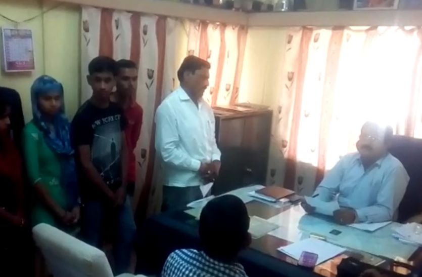 सीकर जिले के पलसाना में बोर्ड की प्रायोगिक परीक्षा में निजी स्कूल के निदेशक ने परीक्षा लेने आए शिक्षक पर रुपए लेकर विद्यार्थियों को पास करवाने का आरोप लगाया है।