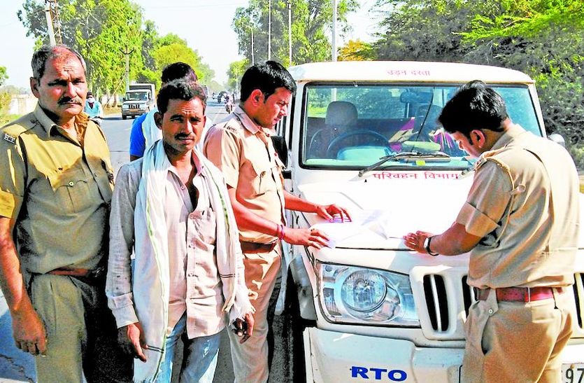 कार्यवाही करते परिवहन निरीक्षक महेश मधुकर।