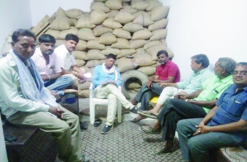 गौण मण्डी में व्यापारी बैठक करते हुए।