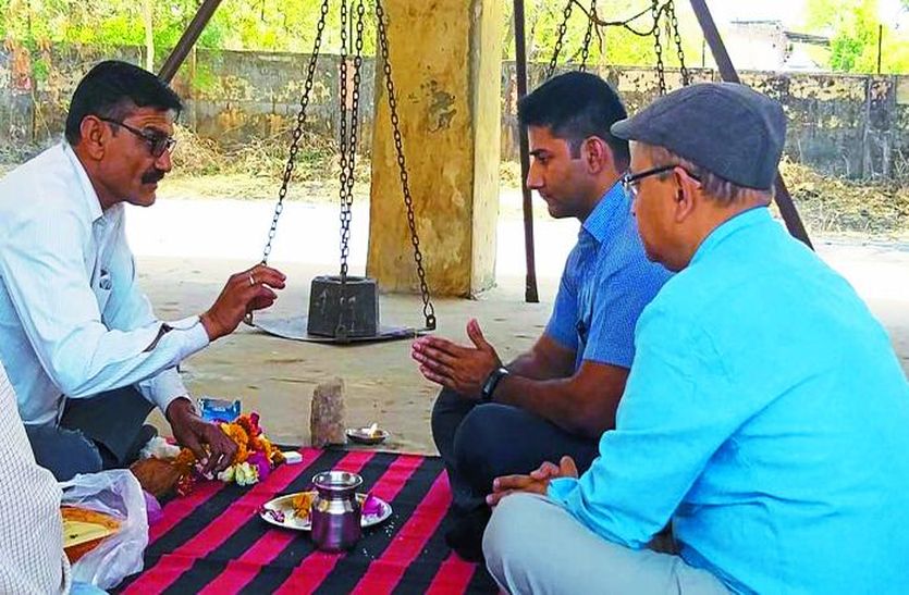 कांटे की शुरुआत करते एसडीएम।