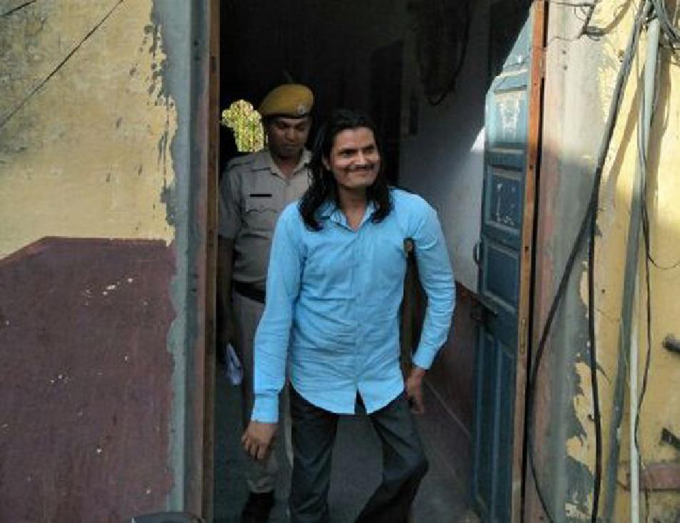 penshan raashi mein laakhon ka gaban karane ke aaropee lipik ko kaaraa