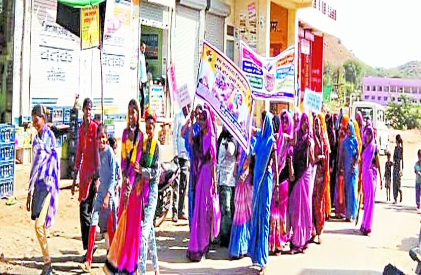 जागरूकता के तहत निकलती वोट यात्रा।