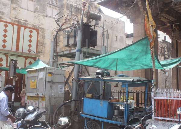 shopkeepers giving invitation to accidents