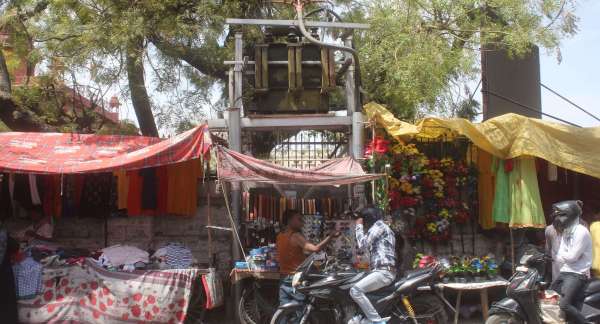 shopkeepers giving invitation to accidents