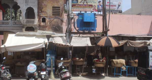 shopkeepers giving invitation to accidents