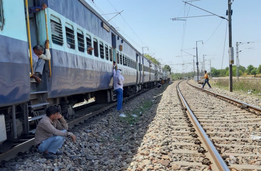 Undeclared stoppage of trains proving troublesome in extreme heat