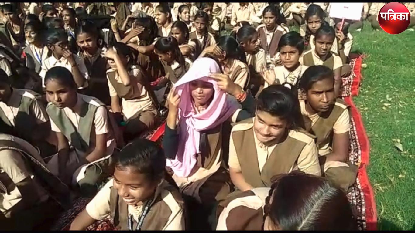 विद्यार्थियों ने ली मतदाताओं को जागरूक करने की शपथ, तप्ती धूप में बच्चे हुए परेशान