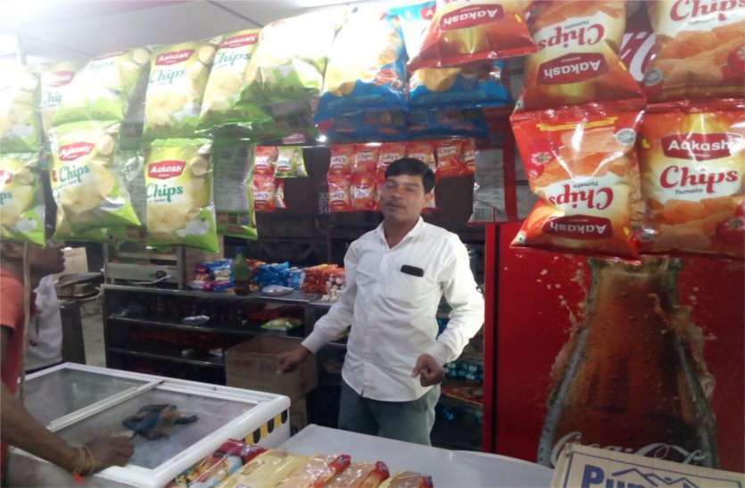 Bad food items sold on the platform in the protection of railway officials