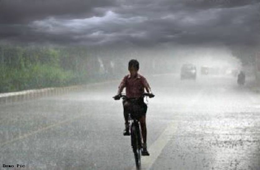 सीकर जिले में पिछले कुछ दिनों से पड़ रही भीषण गर्मी से कुछ राहत मिली है। जिले में शुक्रवार दोपहर बाद मौसम का मिजाज अचानक बदल गया और देखते ही देखते झमाझम बारिश का दौर शुरू हो गया।