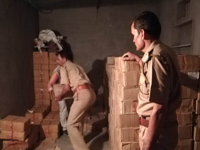 seized-liquor-of-lakhs-kept-in-the-enclosure