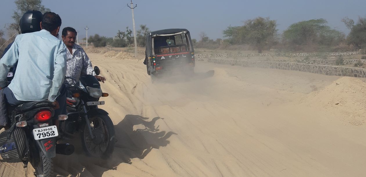 सड़क का काम अधूरा, उड़ती धूल से वाहन चालक परेशान