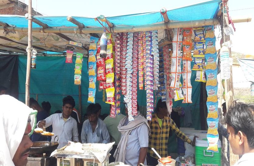 Arrangements on roadways stands in Asthadham kaladevi, BD sold in the