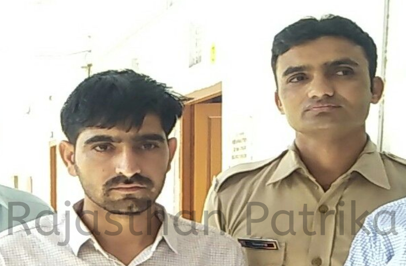 भ्रष्टाचार निरोधक ब्यूरो एसीबी ने शनिवार दोपहर करीब सवा 12 बजे तारानगर थाने के दो कांस्टेबलों को 25 हजार रूपए की रिश्वत लेने के आरोप में गिरफ्तार किया है।