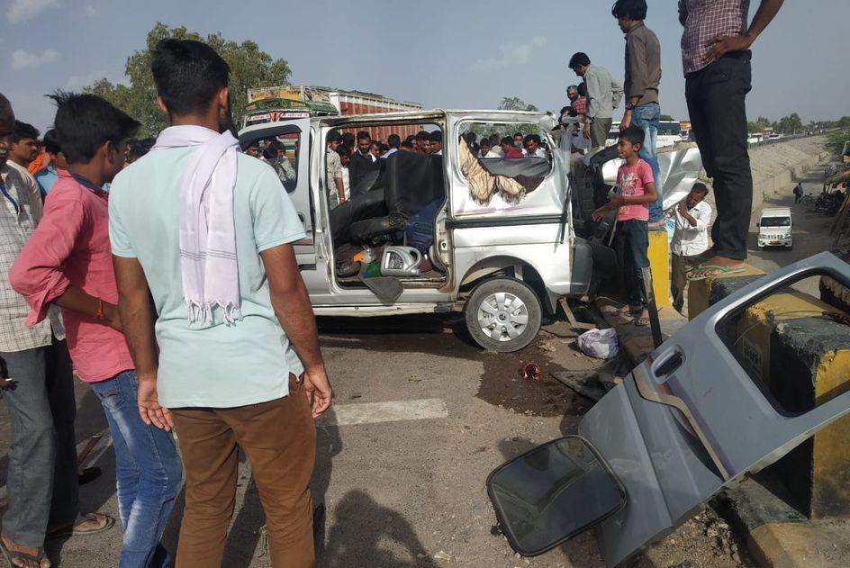 Car collide with trailer, 4 killed, 4 wounded