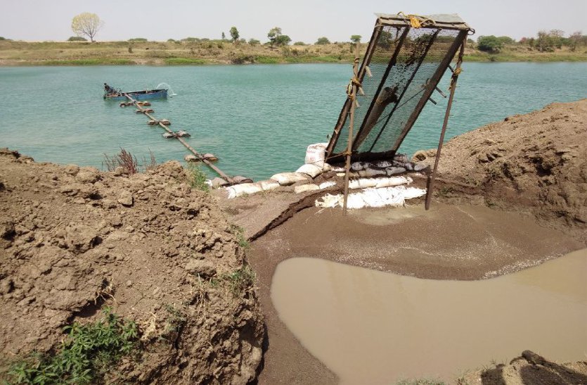 Illegal excavation of sand running in Betwa river