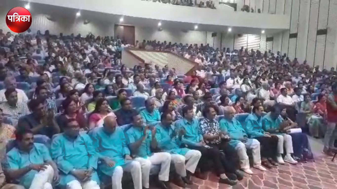 video : खुशनुमा मौसम के बीच शहरवासियों ने लगाए हास्य की फुहारों में गोते