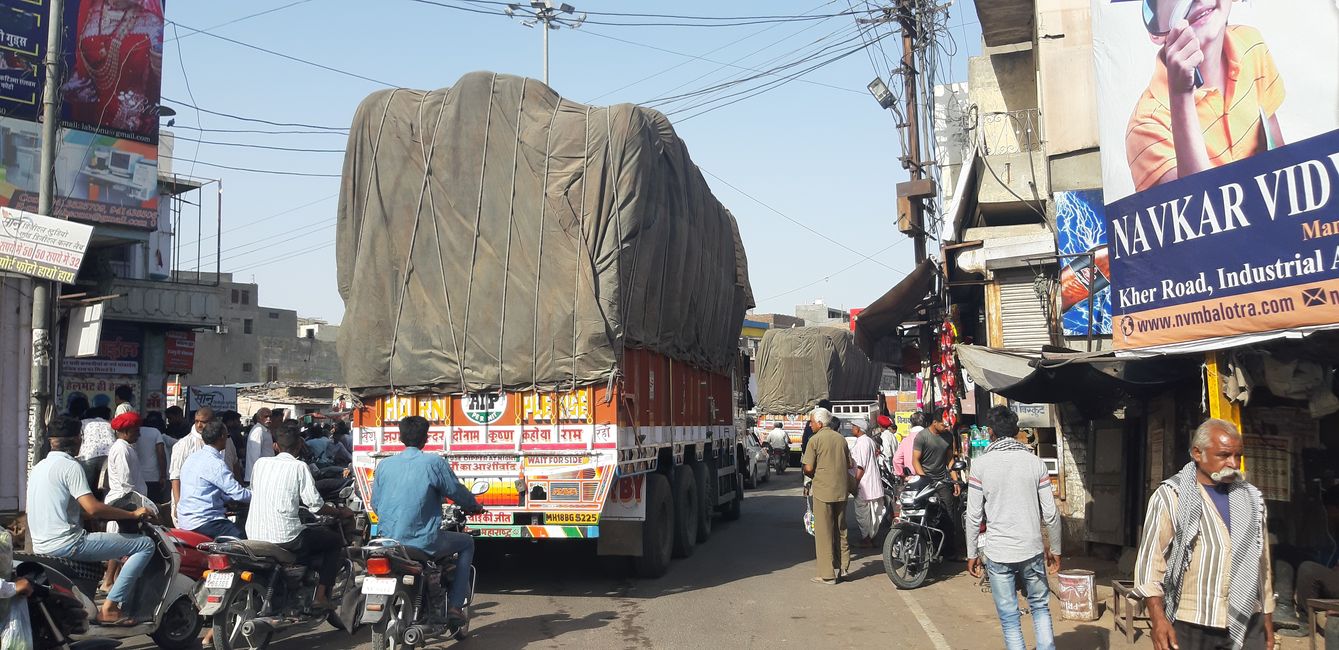 आदेशों की उड़ रही धज्जियां, यातायात व्यवस्था अभी भी बदहाल