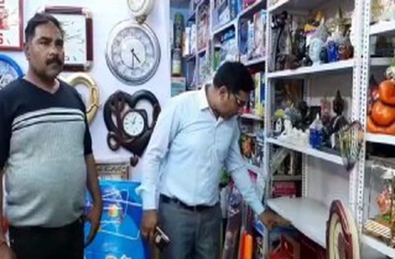 Police busy, Thief active