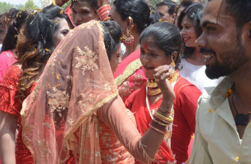 अभा.किन्नर समाज महासम्मेलन: फिल्मी गानों पर नाच गाकर मनाया जश्न