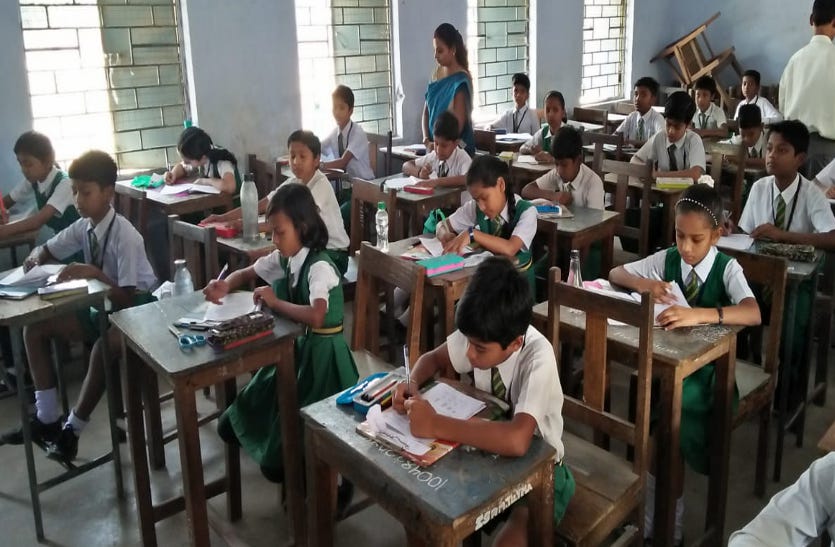 सभी अंग्रेजी माध्यम स्कूल के बच्चे परीक्षा में उलझे रहे